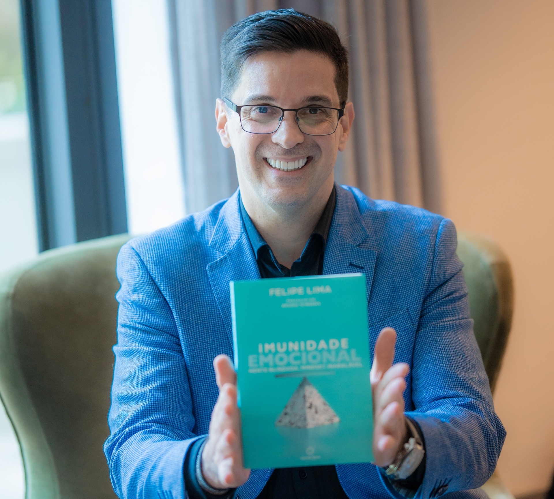Felipe Lima com o livro Imunidade Emocional